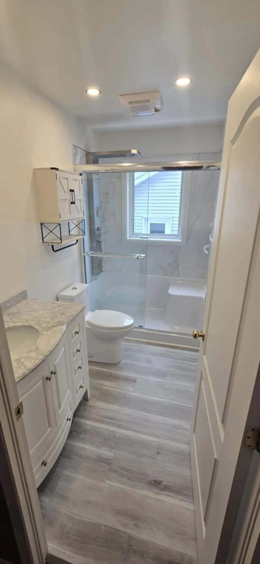 Salle de bain renovee avec douche vitree