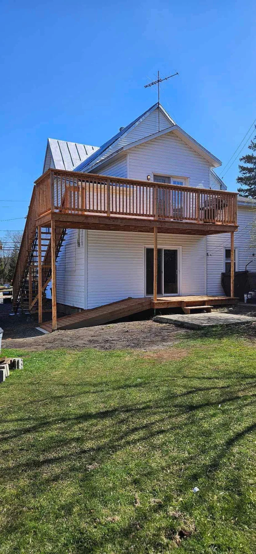 Balcon en bois construit sur deux niveaux